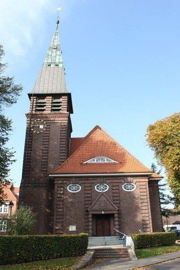 Backsteinkirche mit hohem Turm in Brunsbüttel.