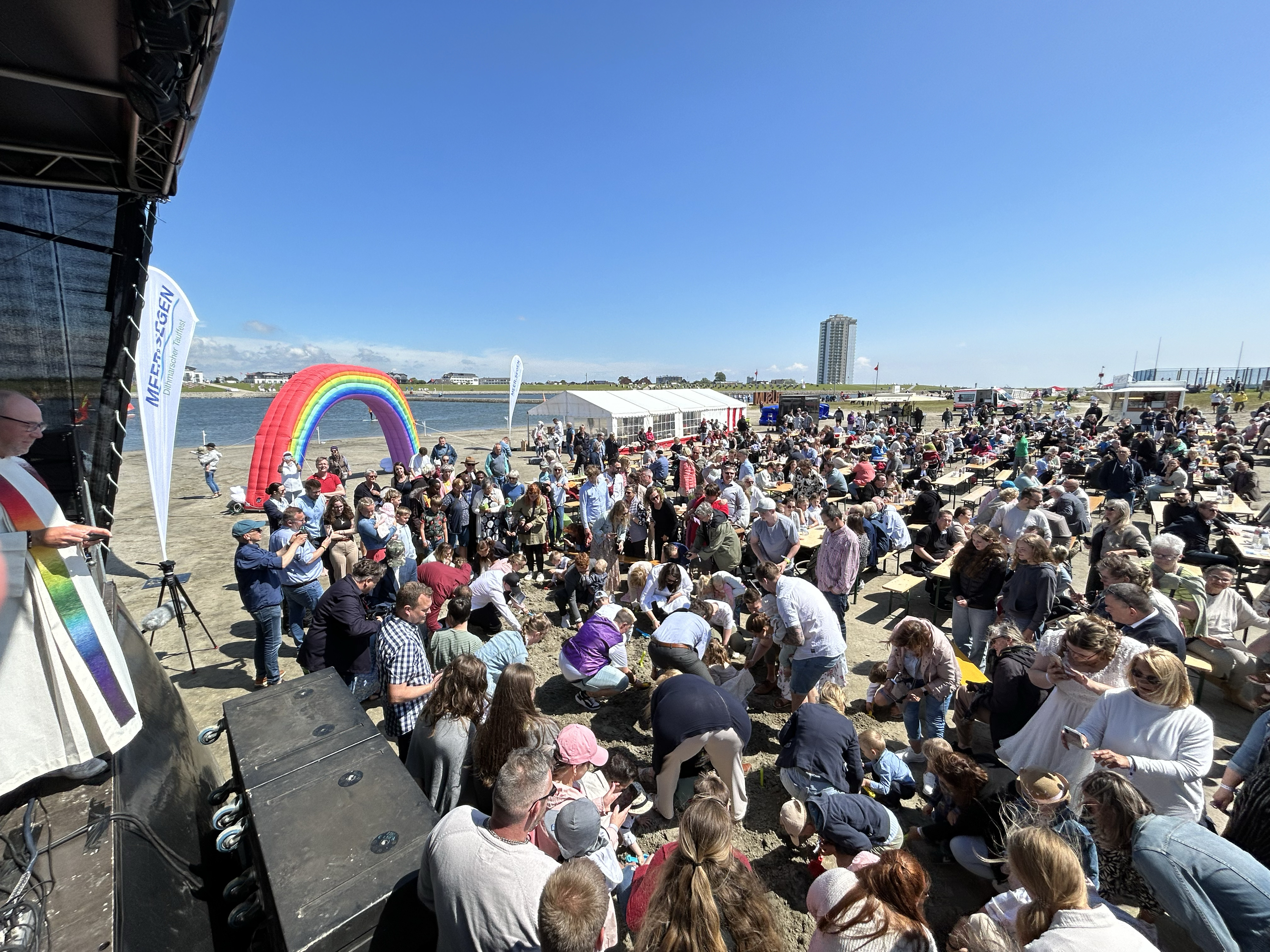 Menschenmenge bei einer Veranstaltung im Freien.