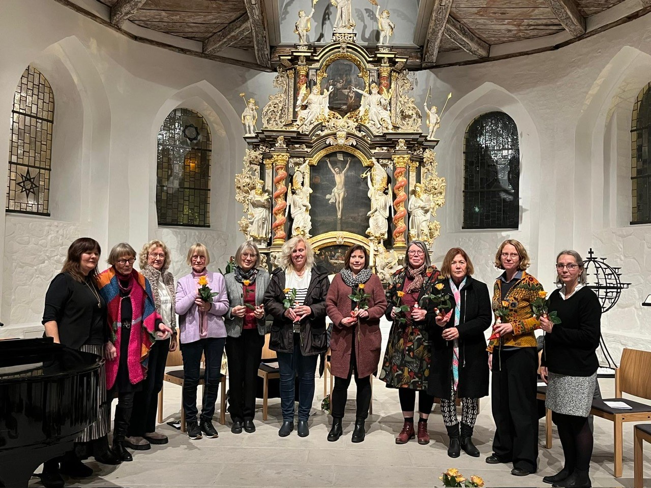 Gruppe von Frauen in einer Kirche mit Altar.
