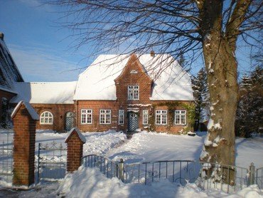 Backsteinhaus mit Schnee bedeckt.