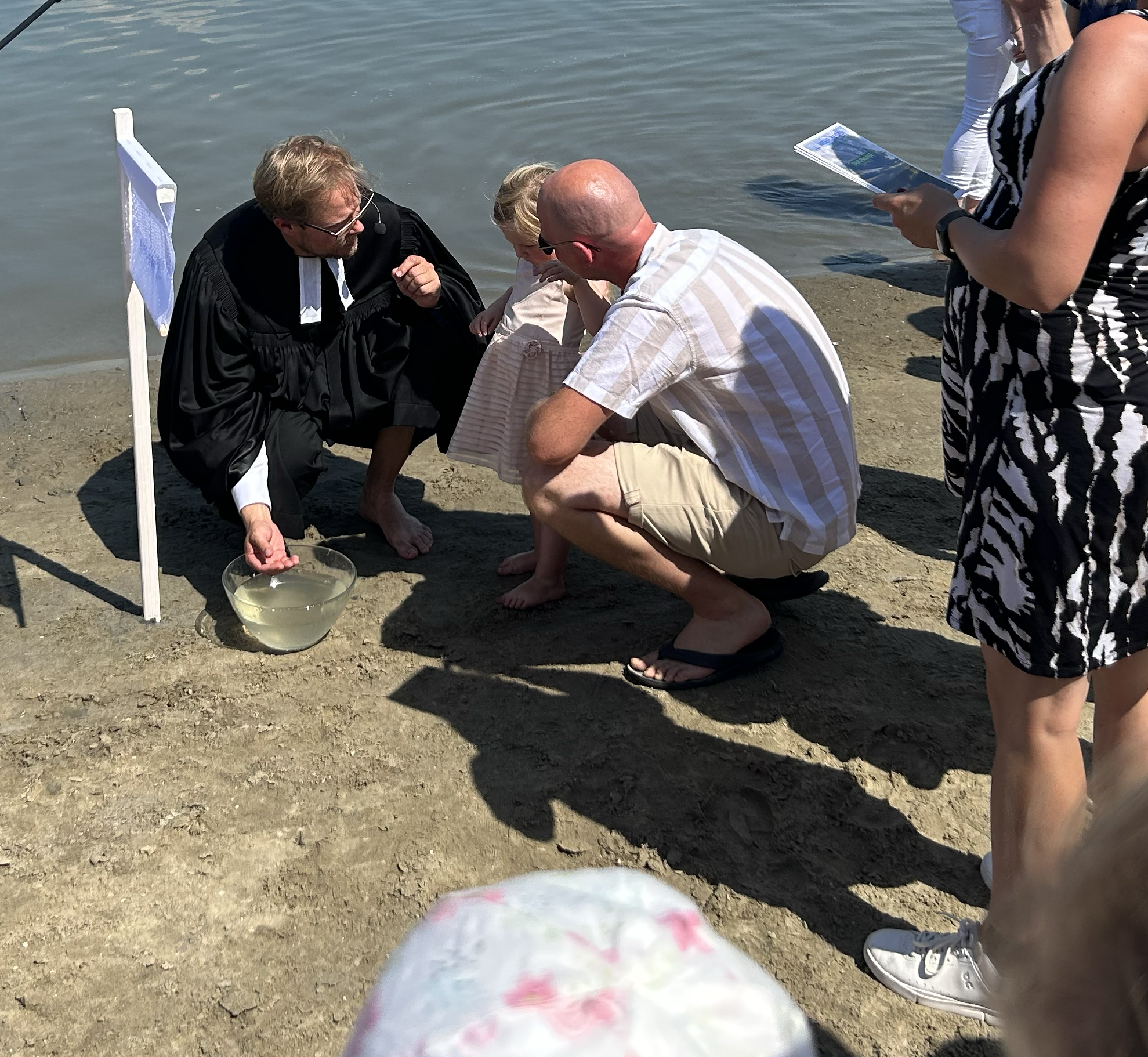 Zwei Männer am Ufer im Gespräch.