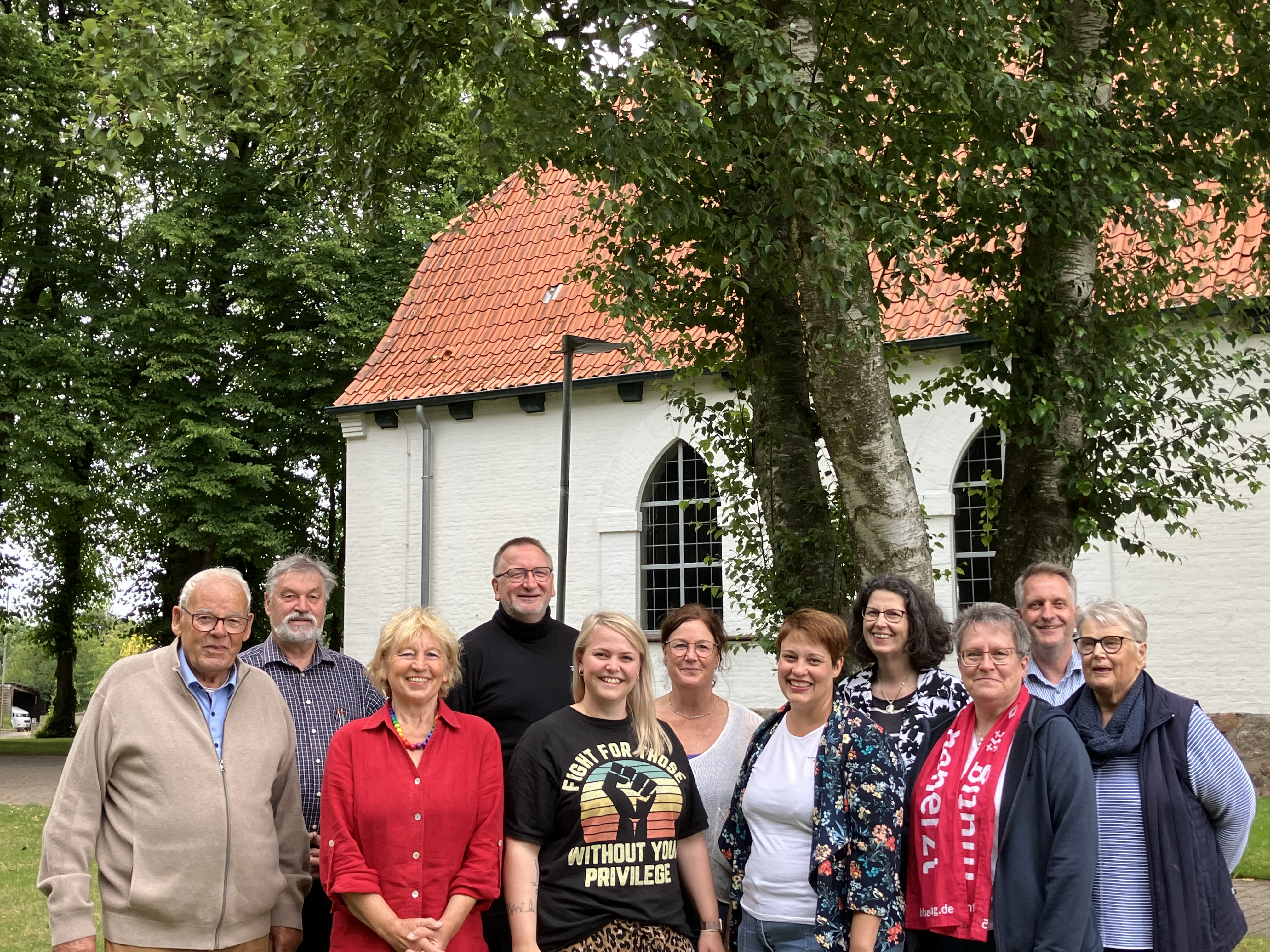 Gruppe lächelnder Erwachsener in Nordhastedt.